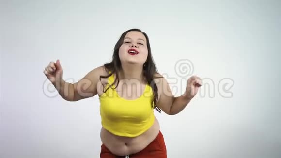 疯狂的胖乎乎的女孩宣扬身体的积极性激动人心的舞蹈视频的预览图
