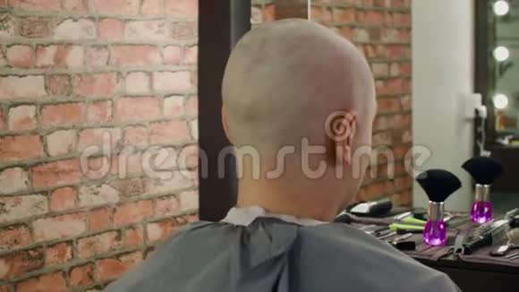 理发师从客户头上拂过头发视频的预览图