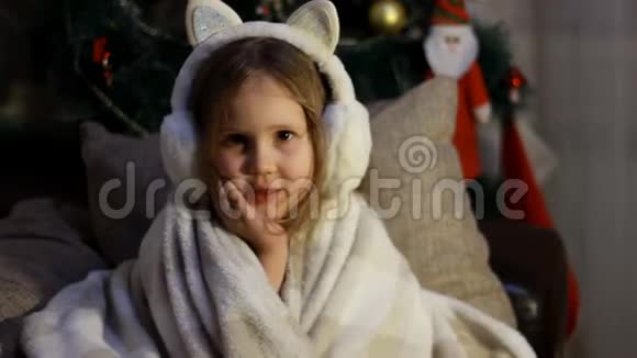 快乐可爱的孩子在冬天的耳机里微笑许下一个愿望等待圣诞老人的礼物圣诞快乐视频的预览图