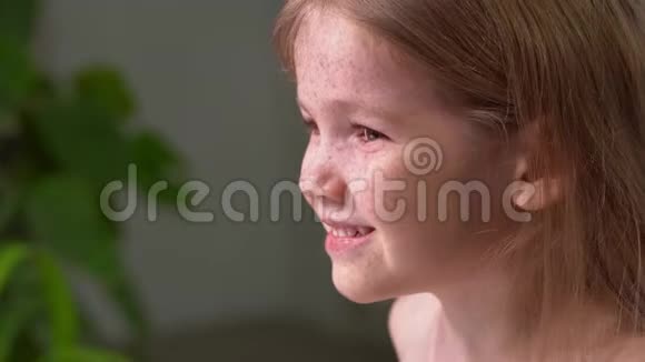 小女孩有雀斑腮帮子做脸视频的预览图