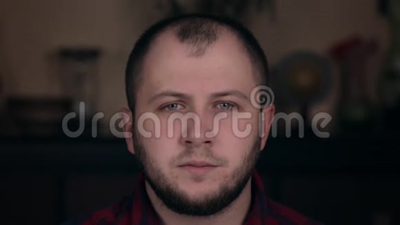 愤怒的欧洲年轻人坐在椅子上穿着格子衬衫情感概念视频的预览图