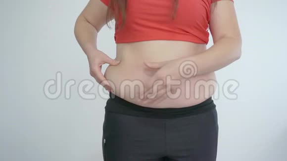 厚的女孩摸肚子胖纤维素和肥胖Stadicam视频视频的预览图