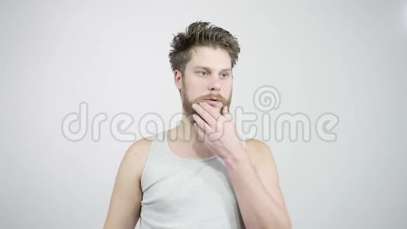 一个长着胡子的家伙想出了一个好主意把大拇指举起来视频的预览图