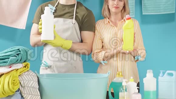 积极的金发女人和英俊的胡须男广告有效的洗涤剂视频的预览图