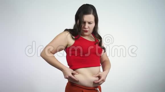 胖女孩看着镜子摸着你的大肚子过度饮食导致肥胖视频的预览图