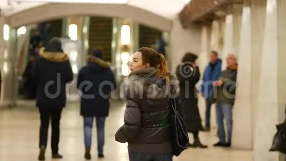穿着冬装的女孩在地铁站大厅跟着她走视频的预览图