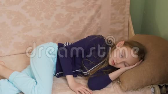 可爱的小女孩在沙发上醒来视频的预览图