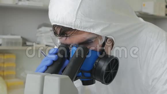 病毒学家科学家一男一女轮流通过显微镜观察讨论并记录视频的预览图