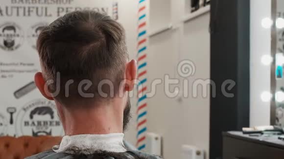 理发师修剪客户的背面视图视频的预览图