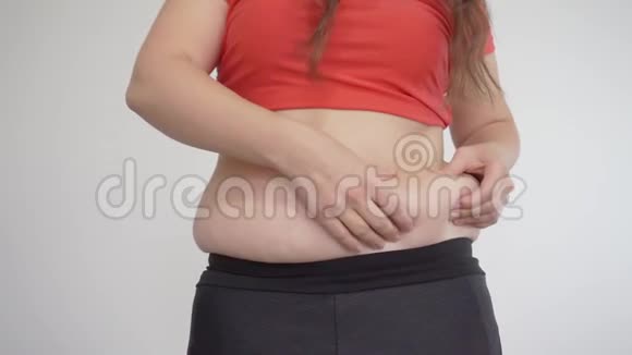胖女孩摸了摸肚子上的脂肪正哭着看着镜头视频的预览图
