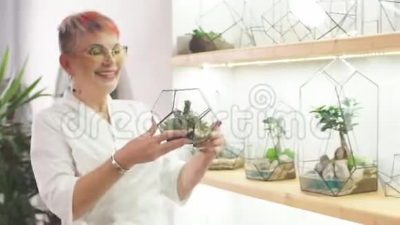 高级现代花妇护理胶囊植物视频的预览图