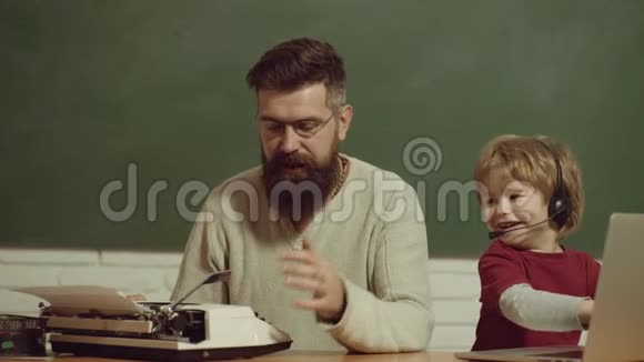 旧打字机和笔记本电脑一对父子老年人和年轻人技术进步视频的预览图