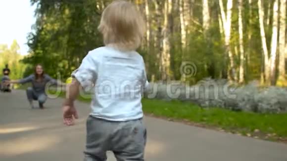 幼儿跑到妈妈身边视频的预览图