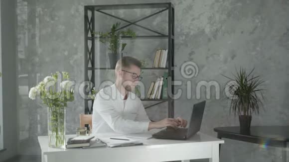 年轻的男性企业家在电脑上工作的肖像在网上会计创业中检查账目视频的预览图