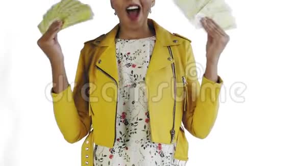 满意的兴奋的兴奋的非裔美国女人在白色背景的黄色夹克上展示金钱说上帝的上帝视频的预览图