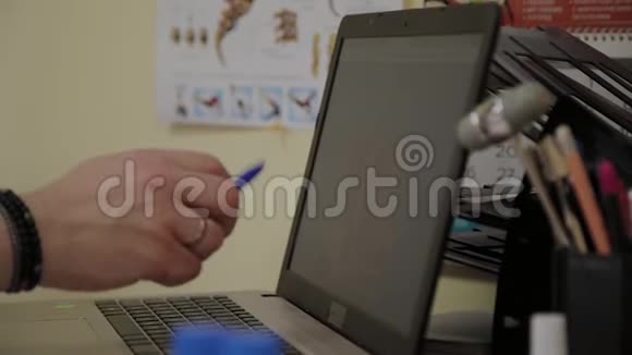 男医生在电脑显示器上显示研究结果视频的预览图
