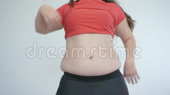 胖年轻的女人正在训练减肥与肥胖作斗争视频的预览图