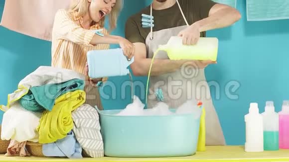 快乐的年轻女人和男人喜欢好的洗涤剂视频的预览图
