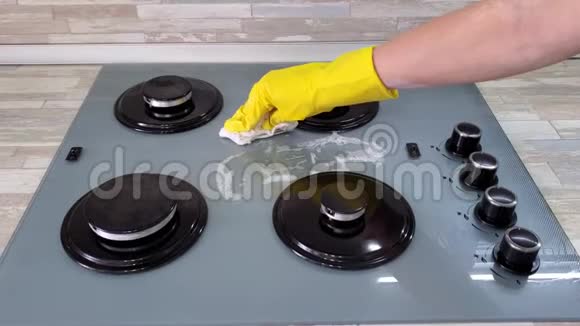 女人打扫厨房里的炉子视频的预览图