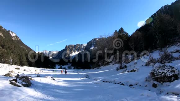法国比利牛斯雪山上行走的徒步妇女视频的预览图