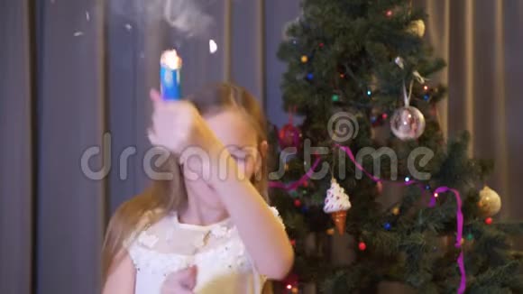 小女孩在客厅的圣诞树背景上炸饼干一个被吓坏了的少女在新机场爆炸视频的预览图