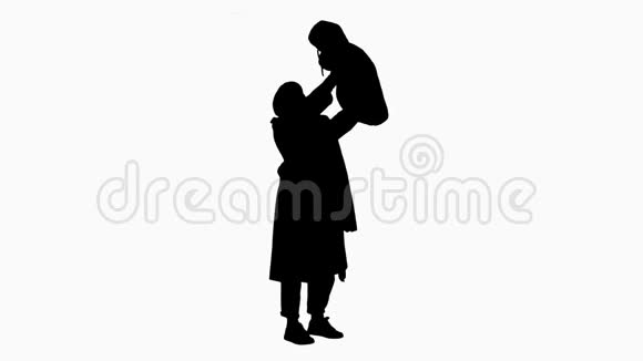 年轻的母亲抱着孩子在外面玩视频的预览图