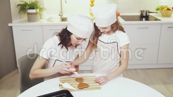 漂亮的妈妈教漂亮的孩子如何做饼干视频的预览图