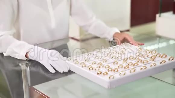 戴着白色手套的女职员戴着各种金戒指视频的预览图