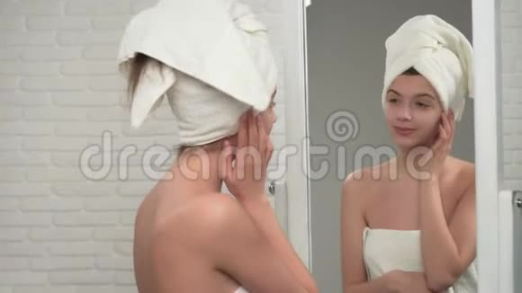 穿毛巾的女人发现粉刺视频的预览图