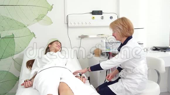 细心的女医生担心她年轻的病人视频的预览图