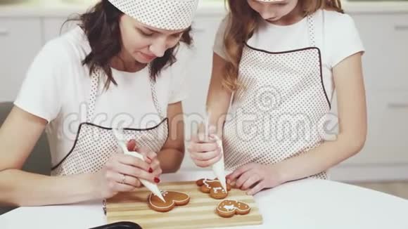 可爱的女人和装饰姜饼的小女孩视频的预览图