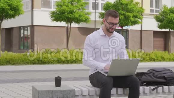 在户外工作的年轻自由职业者视频的预览图