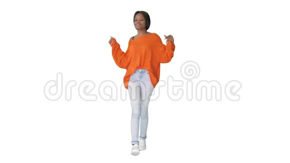非洲裔美国女孩在白色背景下跳舞视频的预览图