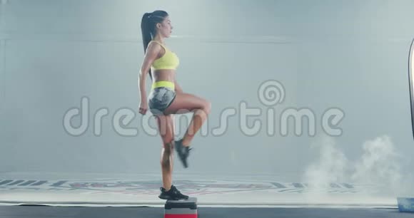 运动的女人在抬腿视频的预览图