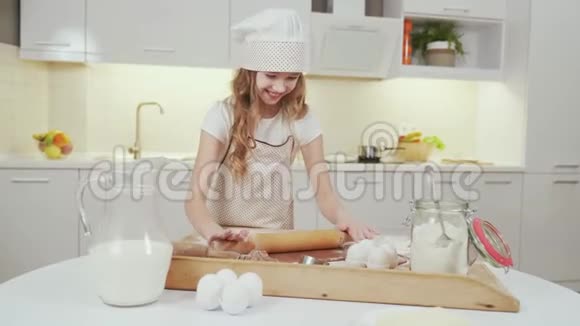 可爱的女孩子为自制饼干做糕点视频的预览图