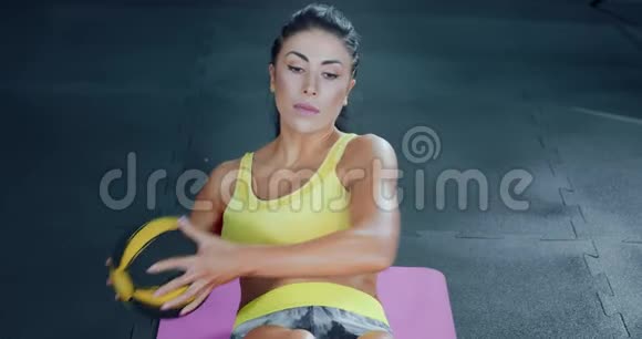 女运动员在健身房用球训练腹肌视频的预览图