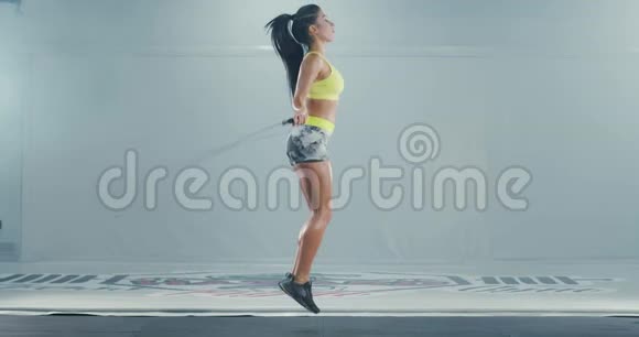 运动的女人用跳绳视频的预览图