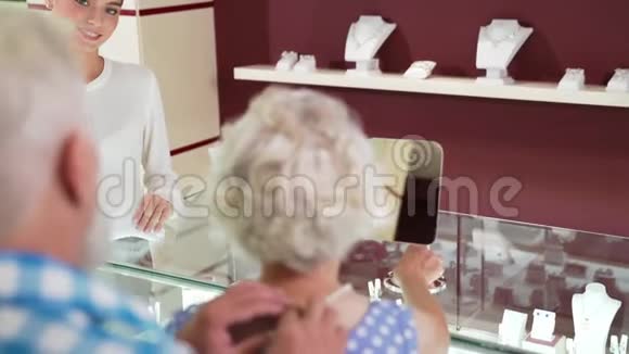 成熟的女人在珠宝店试穿珍珠项链视频的预览图
