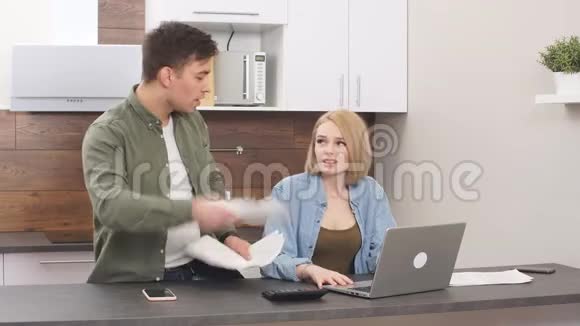 丈夫向坐着笔记本电脑的金发妻子解释家庭经济状况视频的预览图
