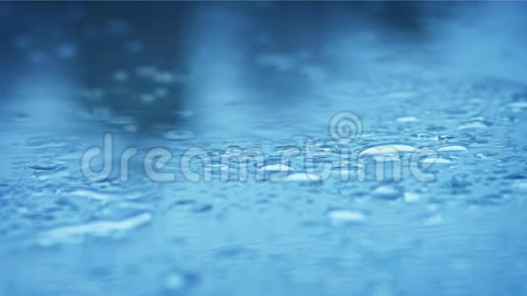 玻璃宏观镜头上的雨滴视频的预览图