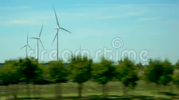 公路上的风车视频的预览图