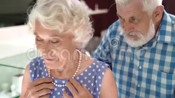 快乐的老年夫妇在商店买珍珠项链视频的预览图