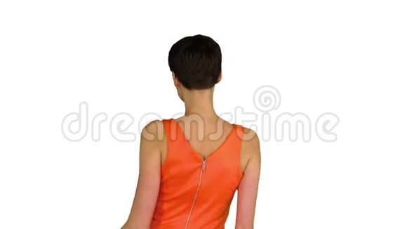 女孩在橙色阳光下跳舞白色背景的衣服视频的预览图