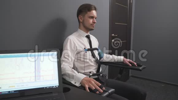 有脉搏电极和测谎仪相连的严肃男人视频的预览图