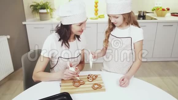 可爱的妈妈和可爱的女儿上釉姜饼视频的预览图