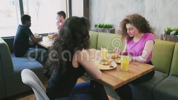 两个女朋友吃快餐聊天视频的预览图