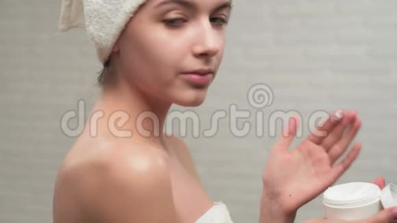 女人拿毛巾把奶油放在肩膀上视频的预览图