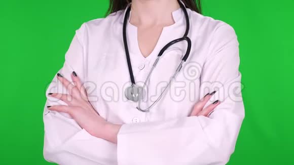 特写女医生外科医生穿着白色的医疗制服用听诊器双手交叉站立视频的预览图