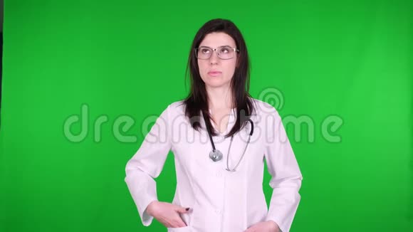 戴眼镜的年轻女医生的肖像身穿白色医疗制服用听诊器指指点点视频的预览图