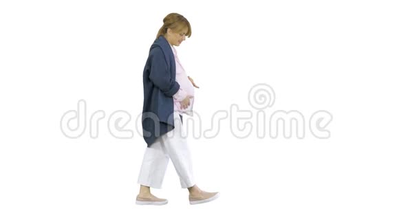 美丽的微笑孕妇在白色的背景上摇摆视频的预览图